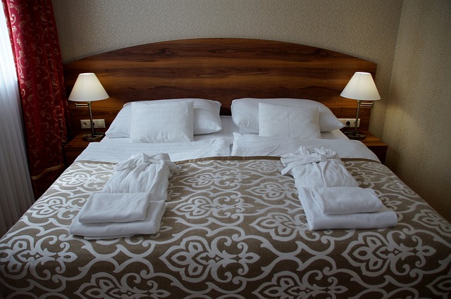 manželská postel z masivního dřeva.jpg